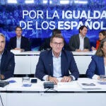El presidente del PP Alberto Núñez Feijóo (d), este lunes durante la reunión de Junta Directiva Nacional en Madrid.