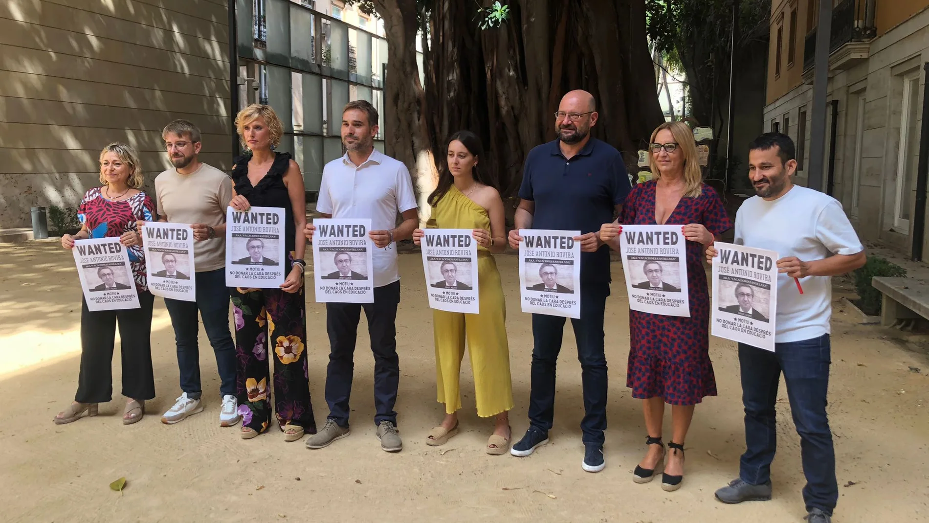 Los diputados de Compromís muestran un cartel con la cara del conseller de Educación, José Antonio Rovira
