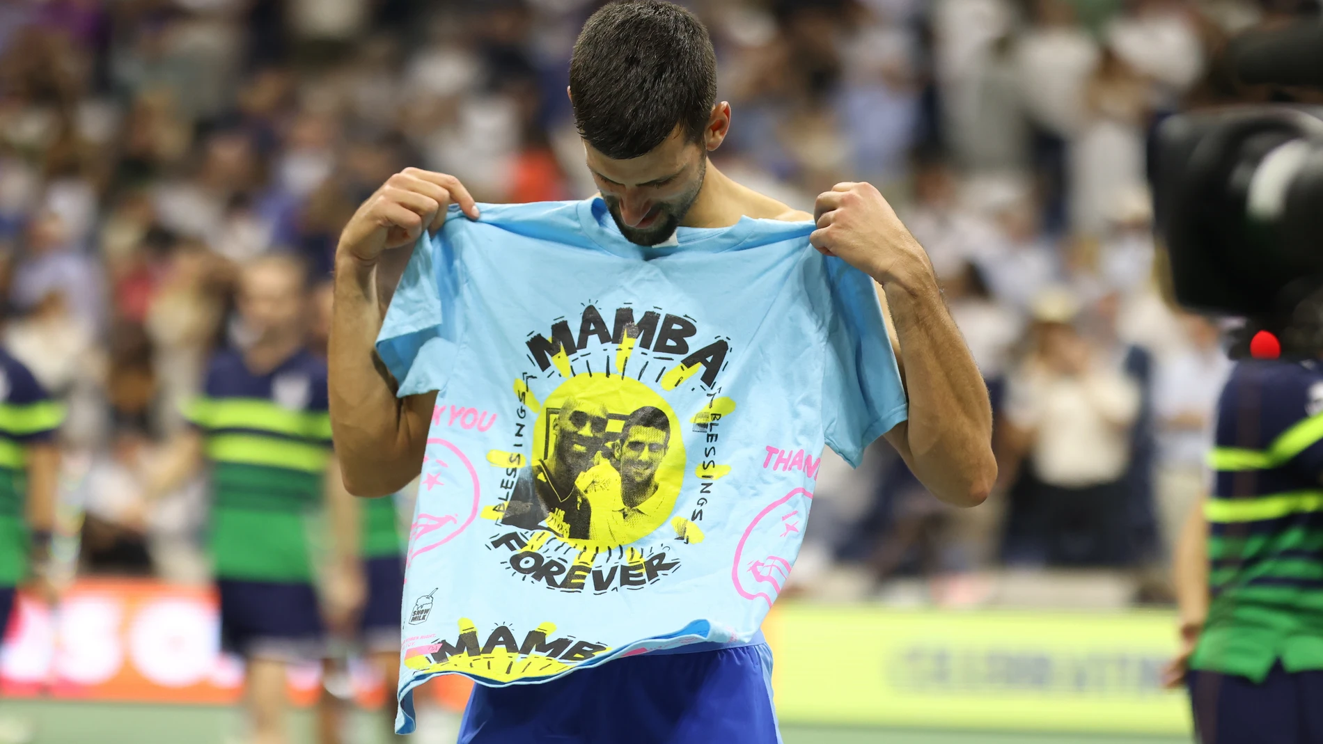 Flushing Meadows (United States), 11/09/2023.- Novak Djokovic of Serbia receives a t-shirt reading 'Mamba Forever' and displaying a picture of him and late basketball player Kobe Bryant after he won against Daniil Medvedev of Russia in their Men's Final match at the US Open Tennis Championships at the Flushing Meadows, New York, USA, 10 September 2023. The US Open runs from 28 August through 10 September. (Tenis, Baloncesto, Rusia, Nueva York) EFE/EPA/SARAH YENESEL 