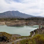 El embalse de La Viñuela agoniza a la espera de un otoño lluvioso