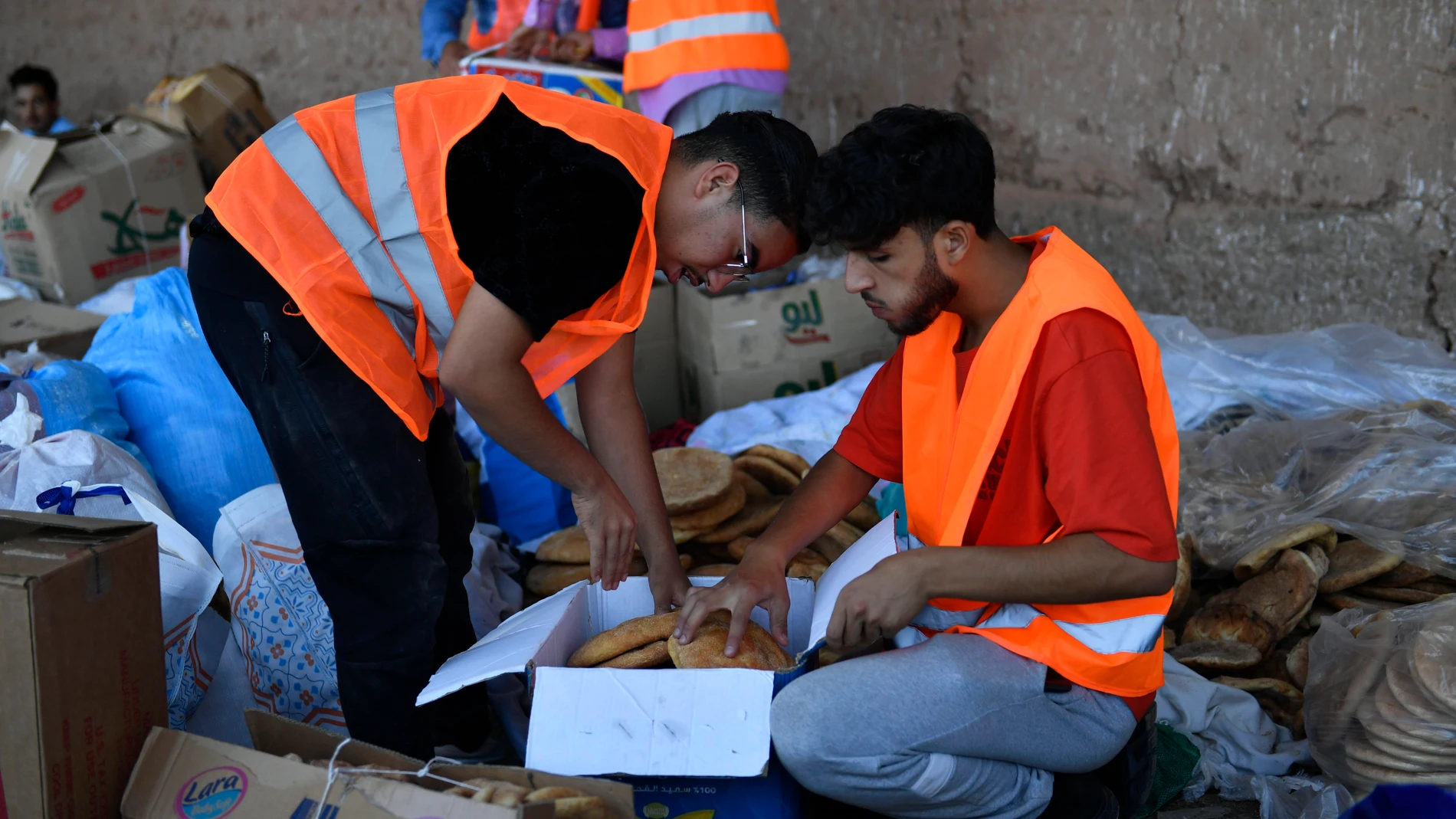 Marrakech (Morocco), 11/09/2023.- Moroccans gather goods donated for relief effort for earthquake victims in Marrakech, south of Marrakesh, Morocco, 11 September 2023. The magnitude 6.8 earthquake that struck central Morocco late 08 September has killed more than 2,450 people and injured around 2,500 others, damaging buildings from villages and towns in the Atlas Mountains to Marrakesh, according to a report released by the country's Interior Ministry. The earthquake has affected more than 30...