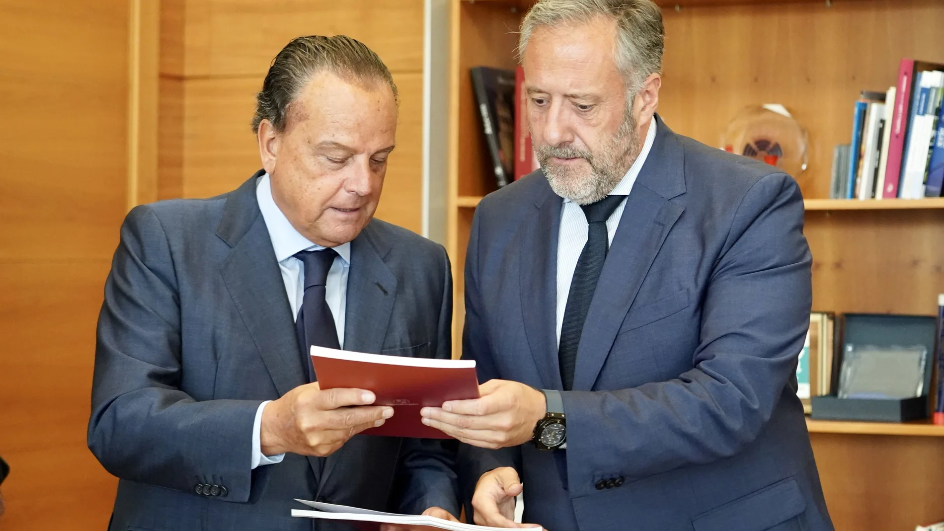 Mario Amilivia entrega la Memoria de 2022 del Consejo de Cuentas al presidente de las Cortes, Carlos Pollán