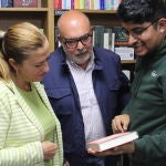 La delegada del Gobierno, Virginia Barcones, conversa con un joven en una librería de Soria 