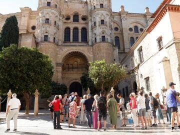 Varios turistas pasean por Málaga capital, el enclave de Andalucía con mayor número de pisos turísticos