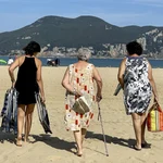  Varias personas disfrutan del buen tiempo en la playa de la Salvé de Laredo, en Cantabria.