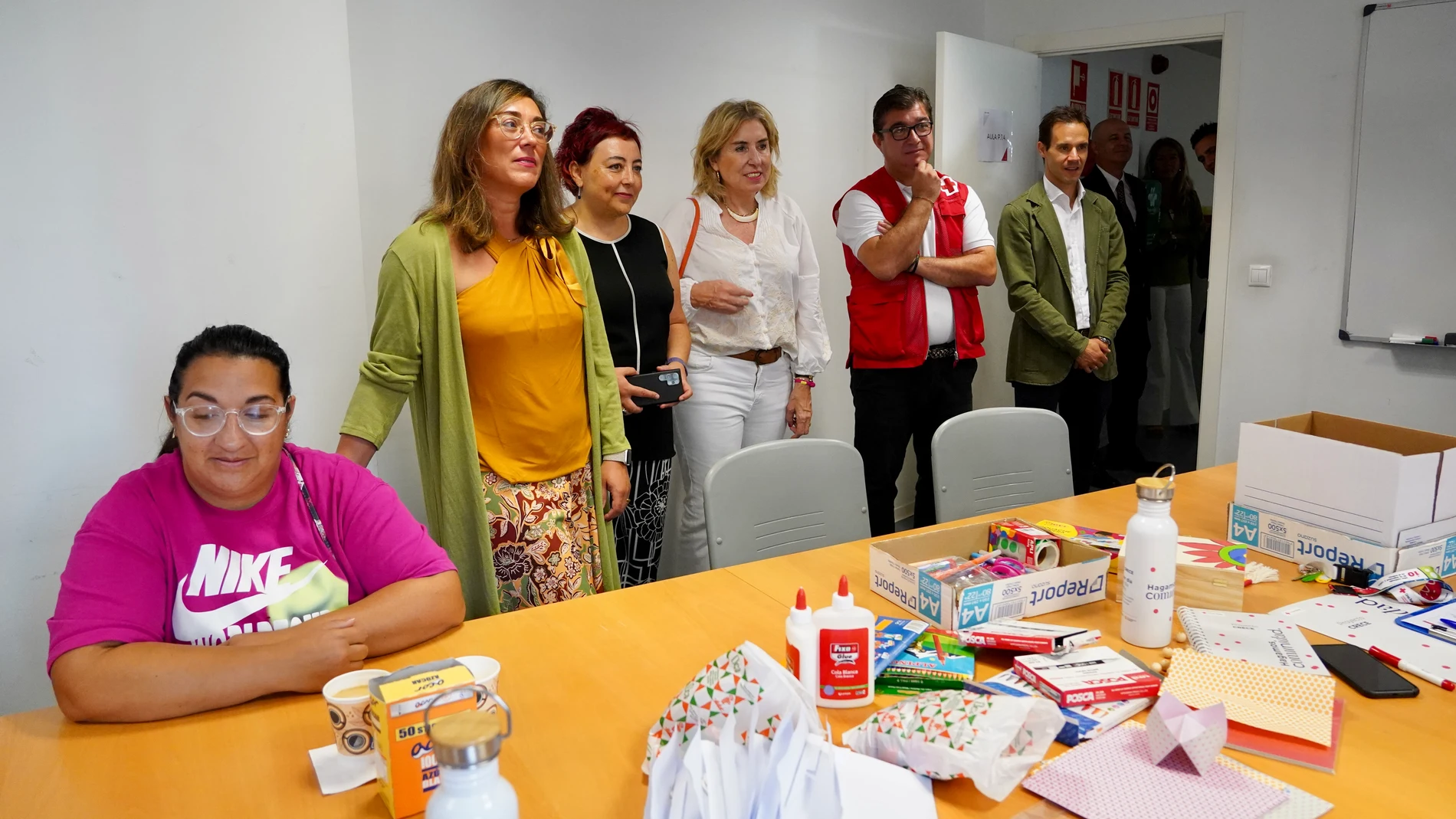 La consejera de Movilidad y Transformación Digital, María González Corral, visita la sede de Cruz Roja en Valladolid