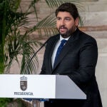 López Miras toma posesión como presidente de Murcia apelando al "acuerdo"