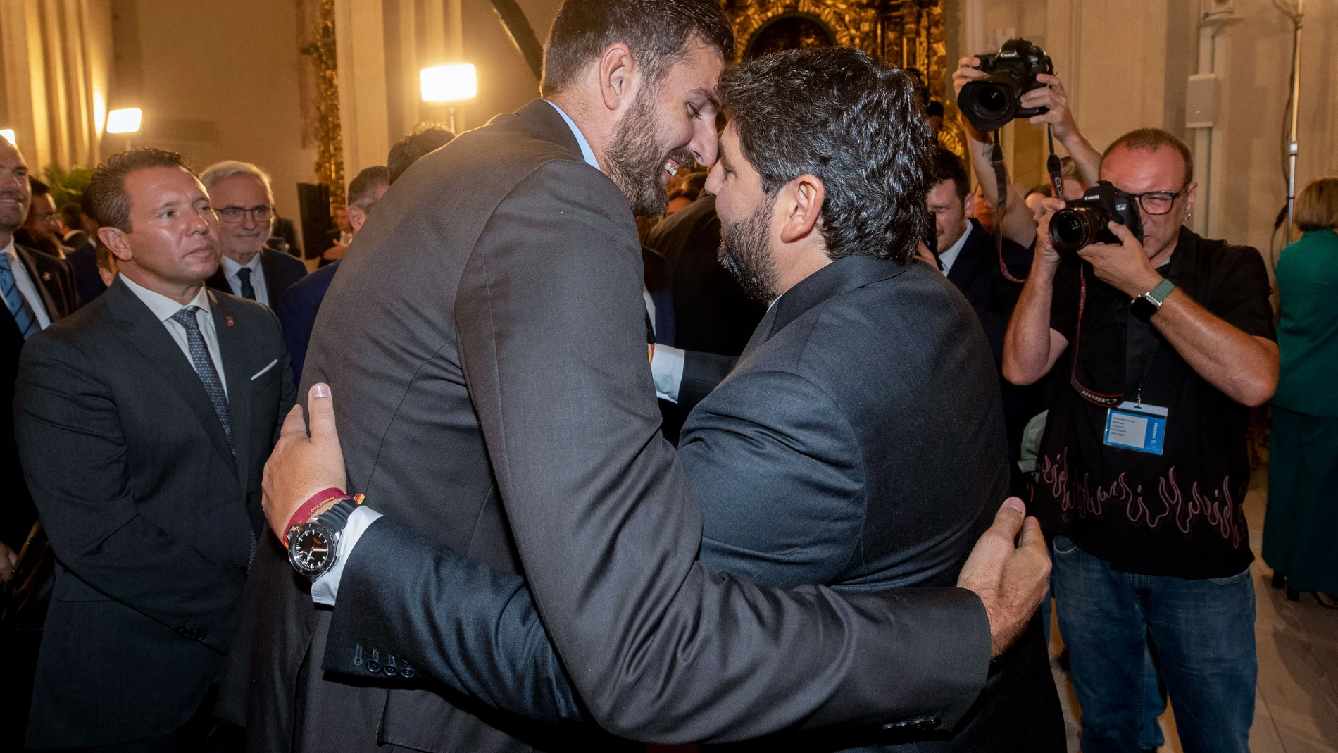 MURCIA, 11/09/2023.- El portavoz de Vox y futuro vicepresidente de la Comunidad de Murcia José Ángel Antelo (i), abraza al presidente de la Comunidad de Murcia, Fernando López Miras (d), durante el acto de toma de posesión del cargo de presidente por tercer mandato consecutivo, este lunes en la iglesia de San Esteban en Murcia. EFE/Marcial Guillén