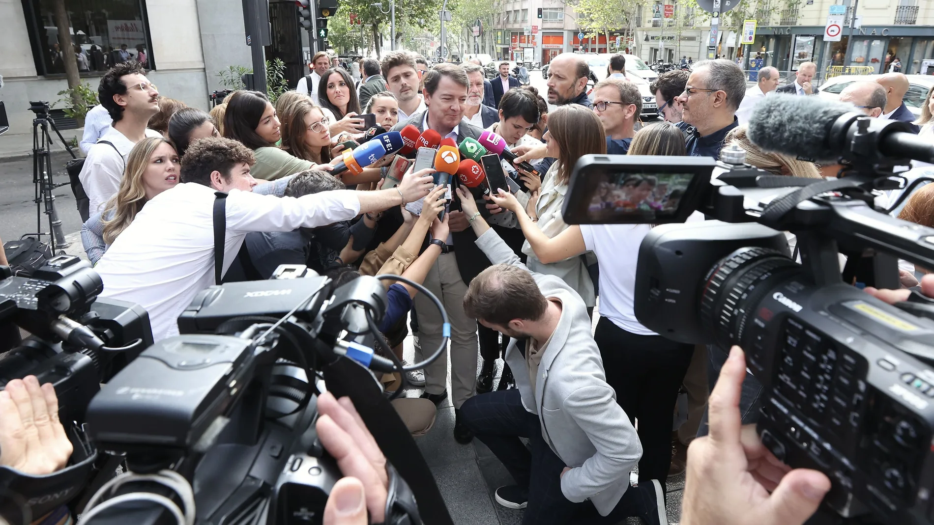 Mañueco atiende a la prensa antes de entrar a la sede del PP en la calle Génova de Madrid
