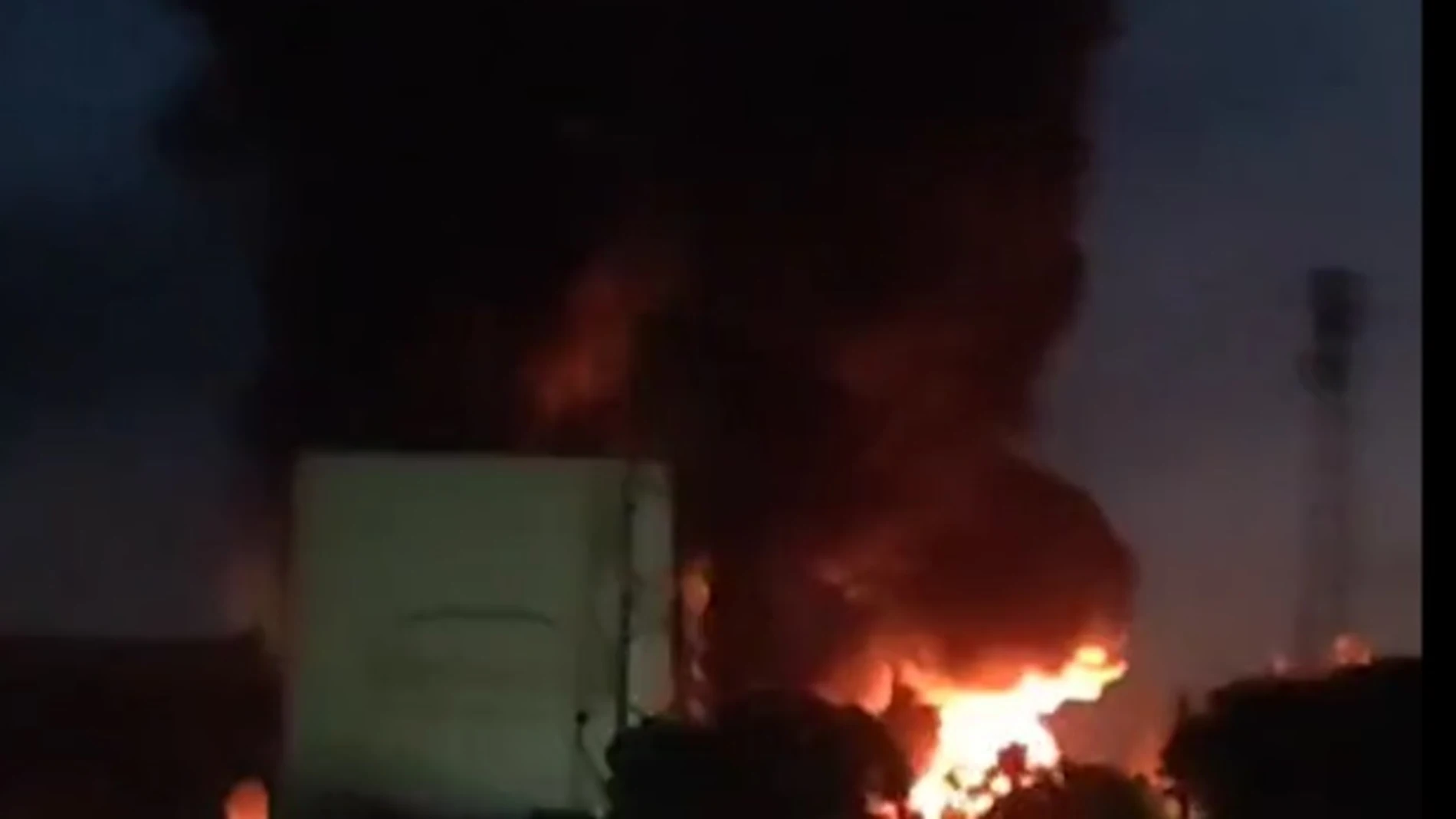 Espectacular incendio cerca del aeropuerto de Sevilla