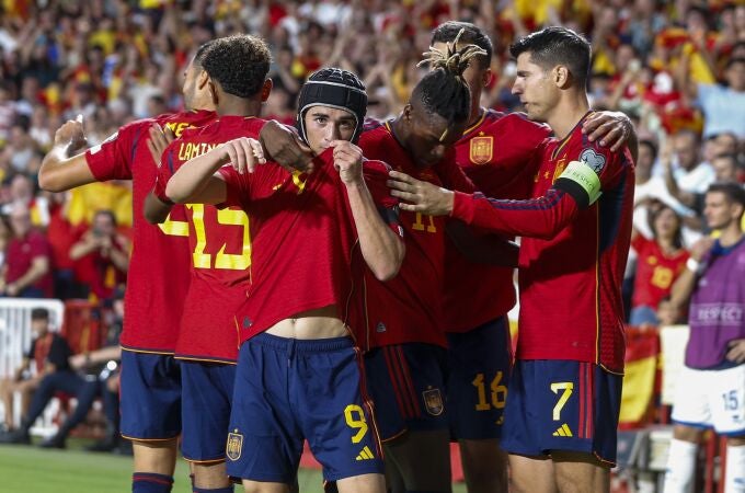 Los jugadores de España celebran el gol de Gavi