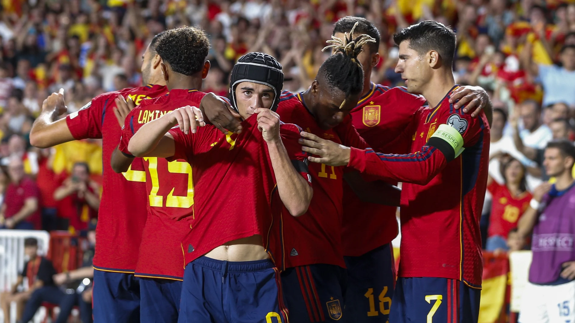Los jugadores de España celebran el gol de Gavi