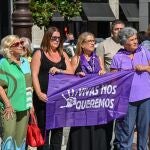 Varias vecinas de Granada muestran una pancarta en la que se lee "Vivas nos queremos" en el minuto de silencio para condenar el asesinato machista de su vecina