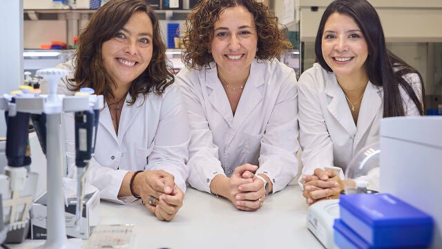Ana Vivancos, jefa del laboratorio de Genómica del Cáncer  del VHIO, Cristina Saura, jefa de la Unidad de Mama de Vall Hebron, y Carolina Ortiz, investigadora del Grupo de cáncer de mama de VHIO 