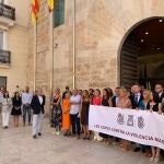 La Mesa de Les Corts acuerda la pancarta 'No a la violencia contra las mujeres' en los minutos de silencio
