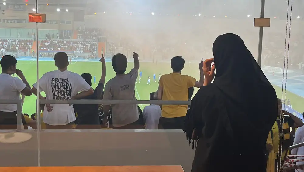 Una mujer, durante un partido de fútbol