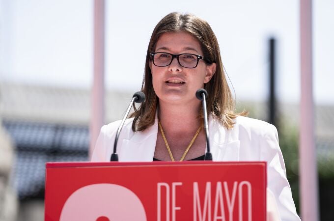 La alcaldesa de Móstoles, Noelia Posse, interviene durante el acto de homenaje a los Héroes de la Independencia, en la Plaza del Pradillo, a 2 de mayo de 2023, en Móstoles.