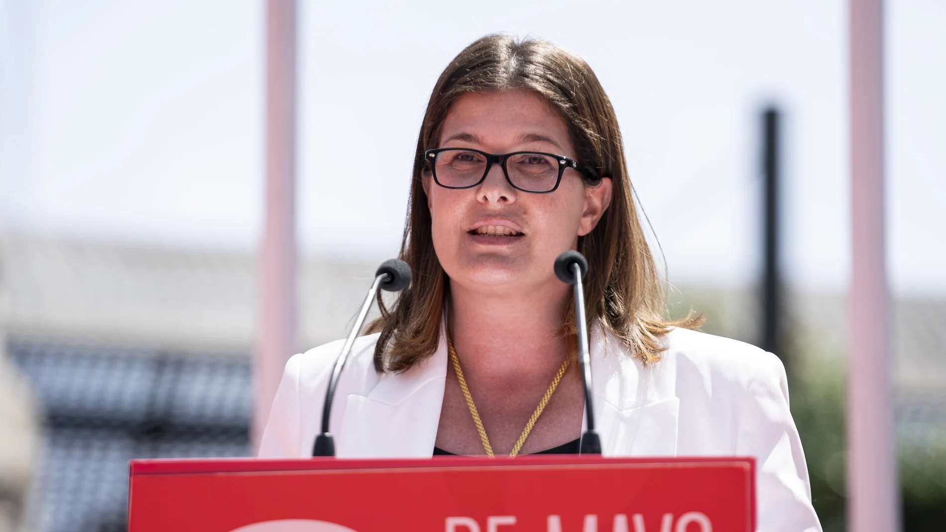 La alcaldesa de Móstoles, Noelia Posse, interviene durante el acto de homenaje a los Héroes de la Independencia, en la Plaza del Pradillo, a 2 de mayo de 2023, en Móstoles.