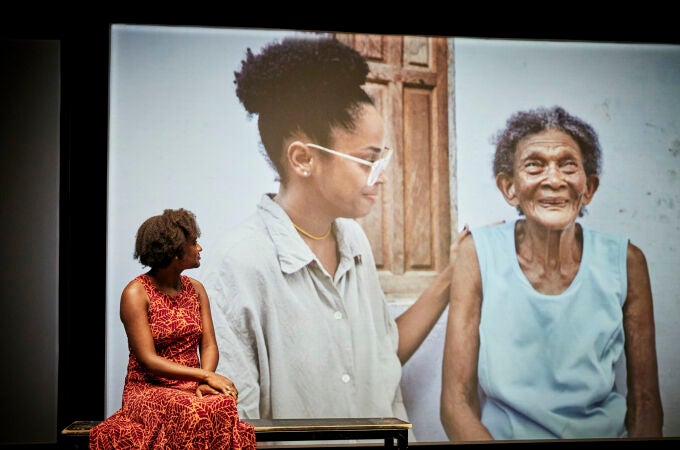 La directora brasileña (León de Oro en la Bienal de Venecia) vuelve a unir cine y teatro sobre el escenario