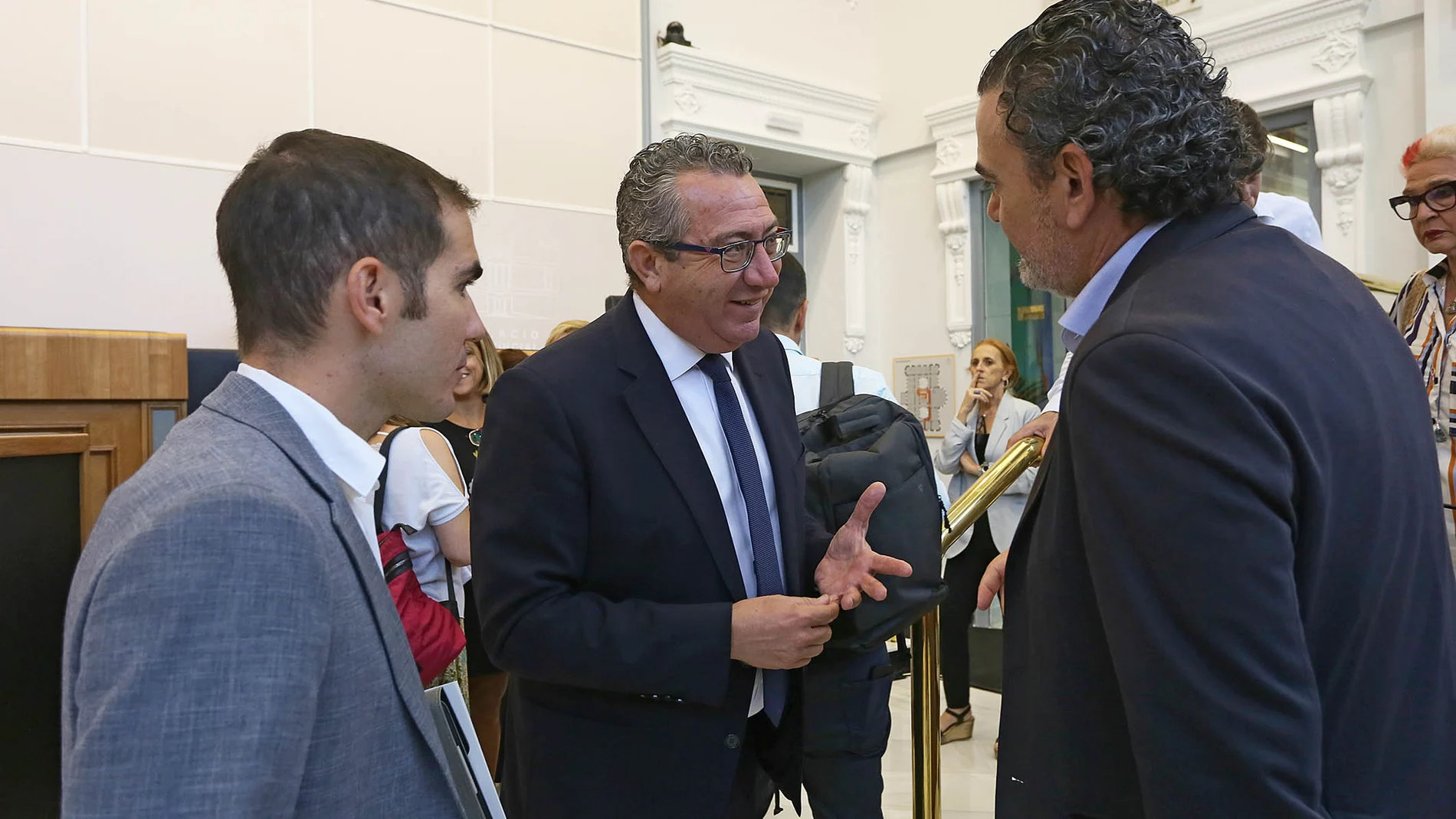 El presidente de la Diputación de Alicante, Toni Pérez, conversa con los portavoces del Compromís, Ximo Perles, y del PSPV, Vicente Arques, hoy.