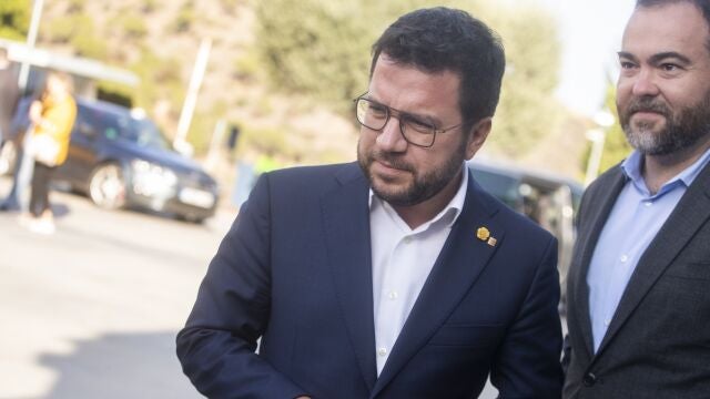 El presidente catalán, Pere Aragonès, atiende a los medios en la localidad barcelonesa de Badalona.