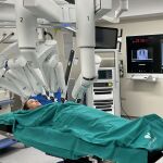 Un cirujano opera con el robot quirúrgico Da Vinci