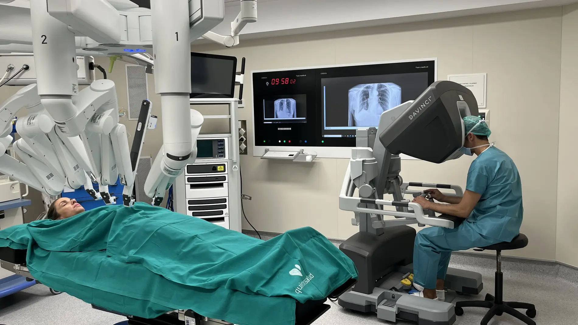 Un cirujano opera con el robot quirúrgico Da Vinci