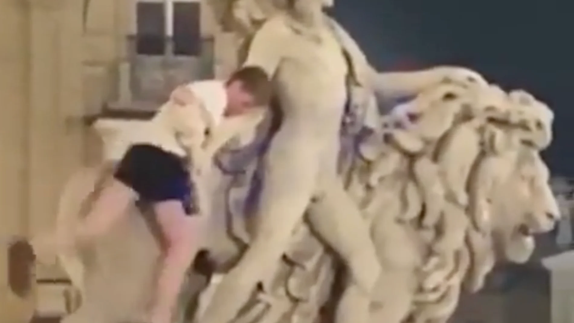 Turista Irlandés aparentemente ebrio escala estatua en Bruselas y causa daños por $19,000 un día después de su reapertura al público