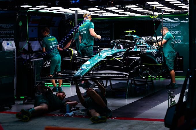 Los mecánicos de Aston Martin trabajan en el box del circuito de Singapur