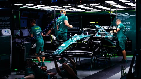 Los mecánicos de Aston Martin trabajan en el box del circuito de Singapur