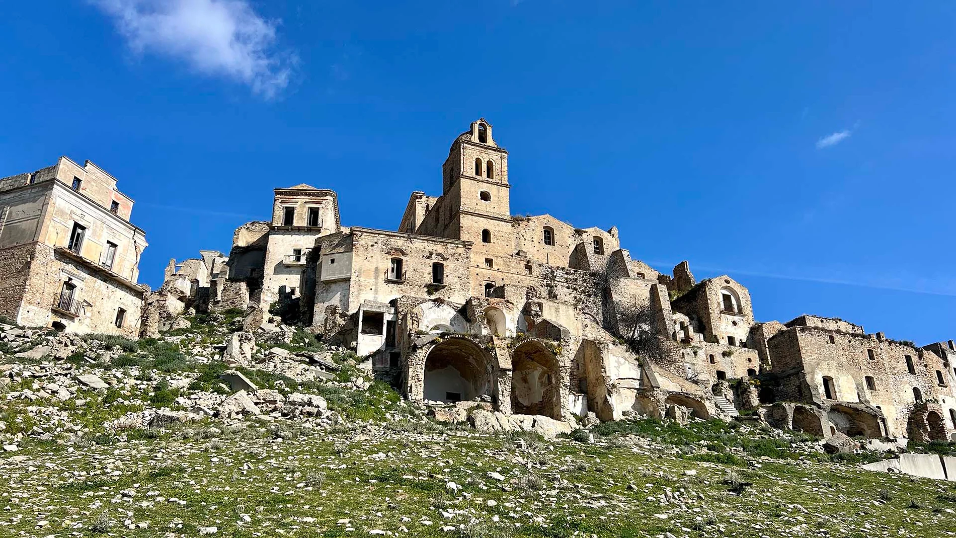 La ciudad medieval maldita y abandonada tras varios terremotos bíblicos que sólo unos pocos pueden visitar