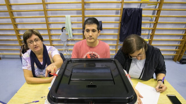 Votación del referéndum de independencia de Cataluña en un colegio de Barcelona, el 1 de octubre de 2017.