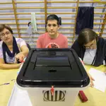 Votación del referéndum de independencia de Cataluña en un colegio de Barcelona, el 1 de octubre de 2017.