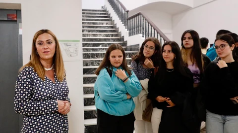 Barcones se reúne con varias jóvenes en Salamanca