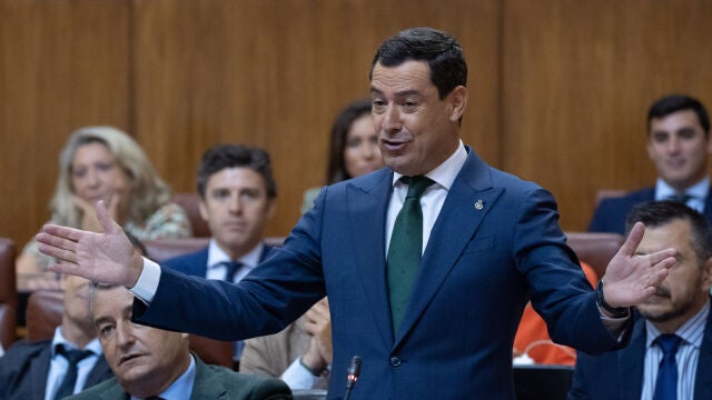 El presidente de la Junta de Andalucía, Juanma Moreno interviene en el Parlamento