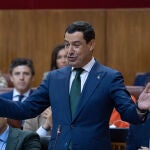 El presidente de la Junta de Andalucía, Juanma Moreno interviene en el Parlamento