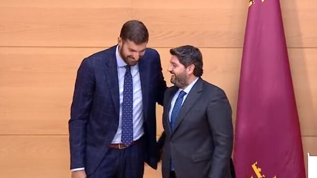 El presidente y vicepresidente del Gobierno, Fernando López Miras (d) y José Ángel Antelo (i)