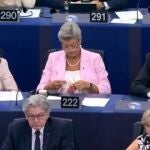 La comisaria europea Ylva Johansson teje punto en plena sesión del Parlamento Europeo