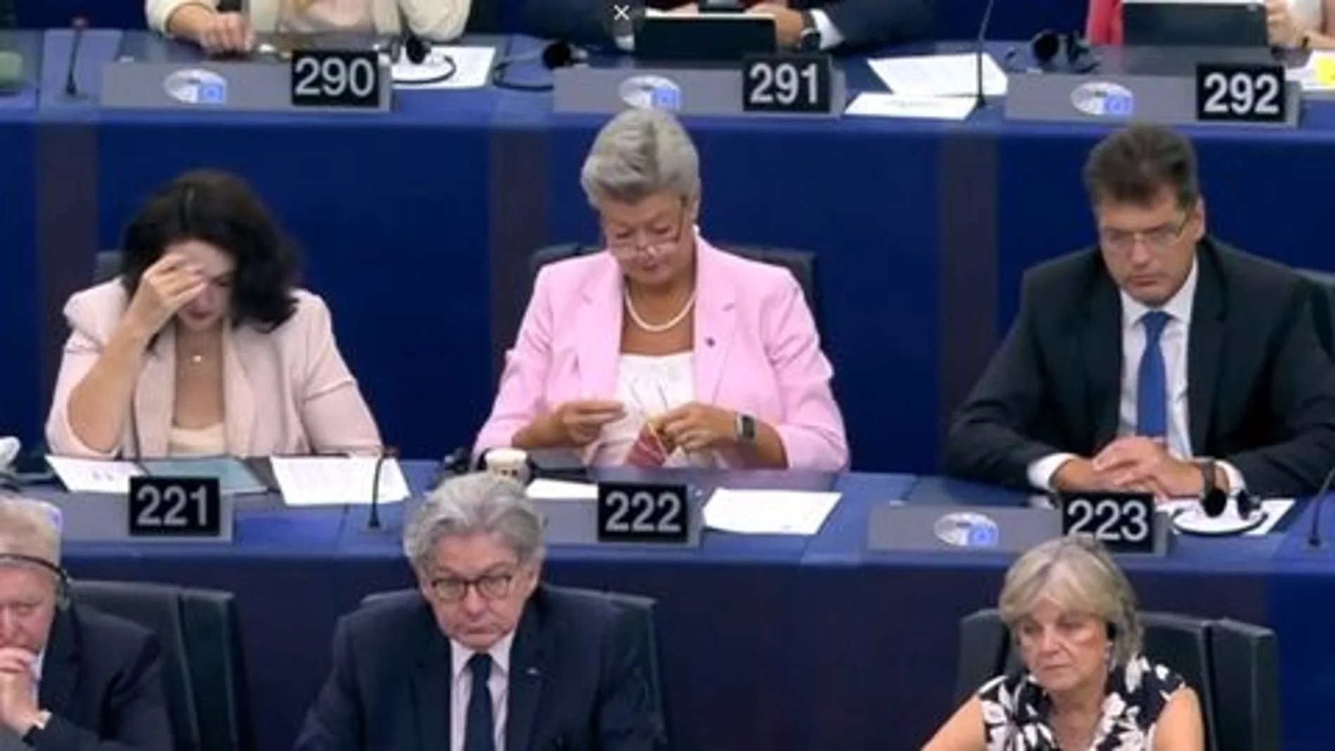 La comisaria europea Ylva Johansson teje punto en plena sesión del Parlamento Europeo