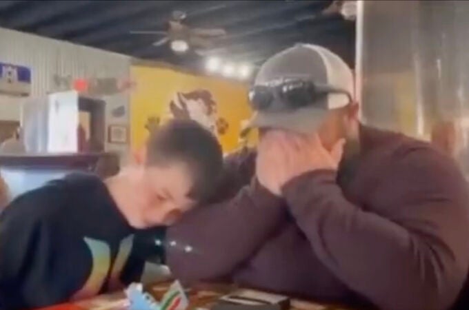 Un niño hace llorar de emoción a su padrastro al pedirle llevar su apellido