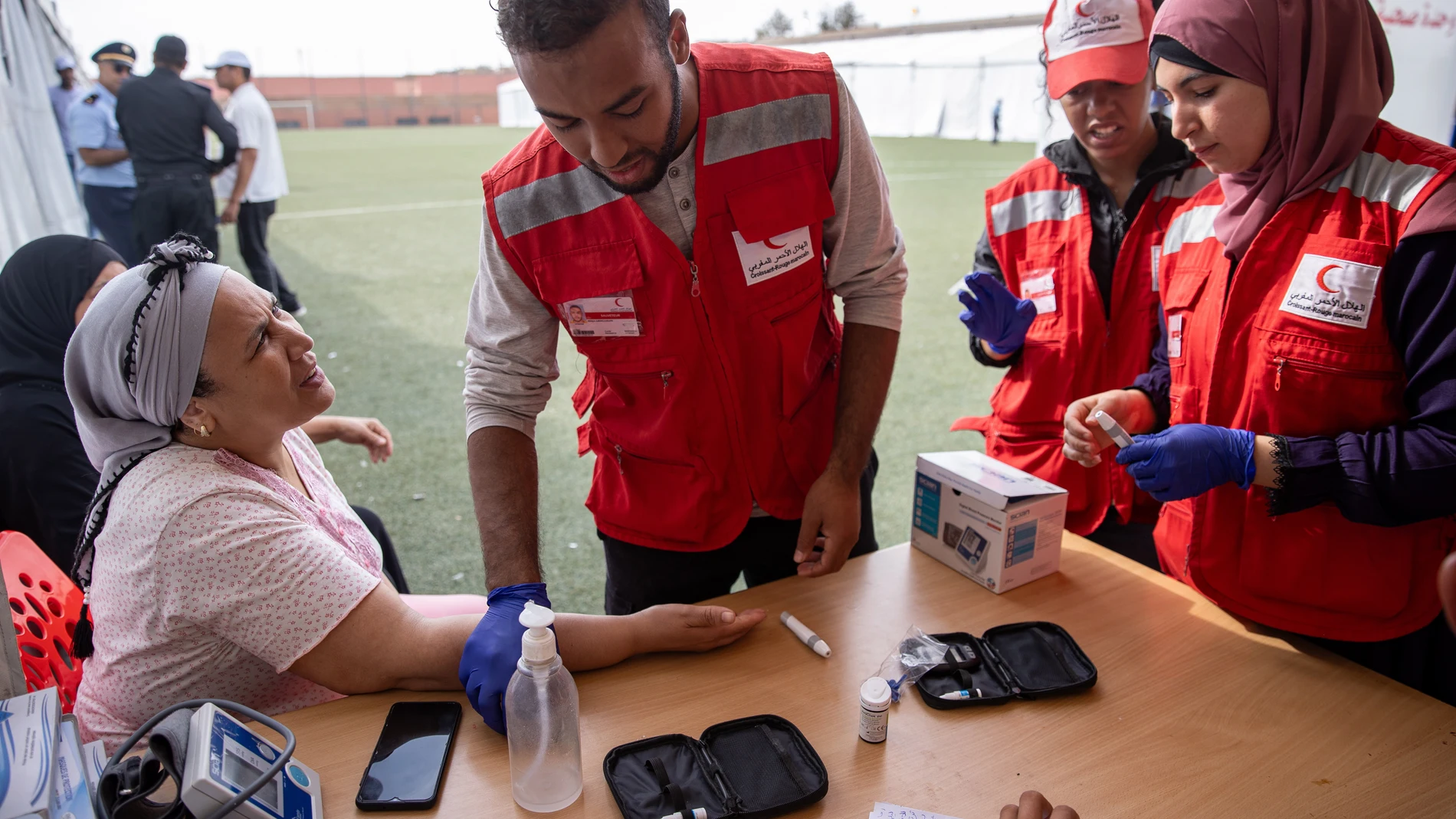 Marrakech (Morocco), 14/09/2023.- A woman has her glycemic levels tested by a Red Crescent medic in a stadium used as a temporary shelter for victims of the earthquake in Marrakech, Morocco, 14 September 2023. A magnitude 6.8 earthquake that struck central Morocco late 08 September has killed nearly 3,000 people and injured as many, damaging buildings from villages and towns in the Atlas Mountains to Marrakech, according to a report released by the country's Interior Ministry. (Terremoto/sism...