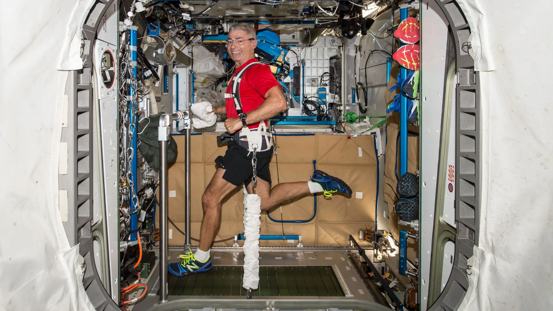 El astronauta Mark T. Vande Hei hace ejercicios en la cinta de correr de resistencia, en una imagen de archivo de la NASA 
