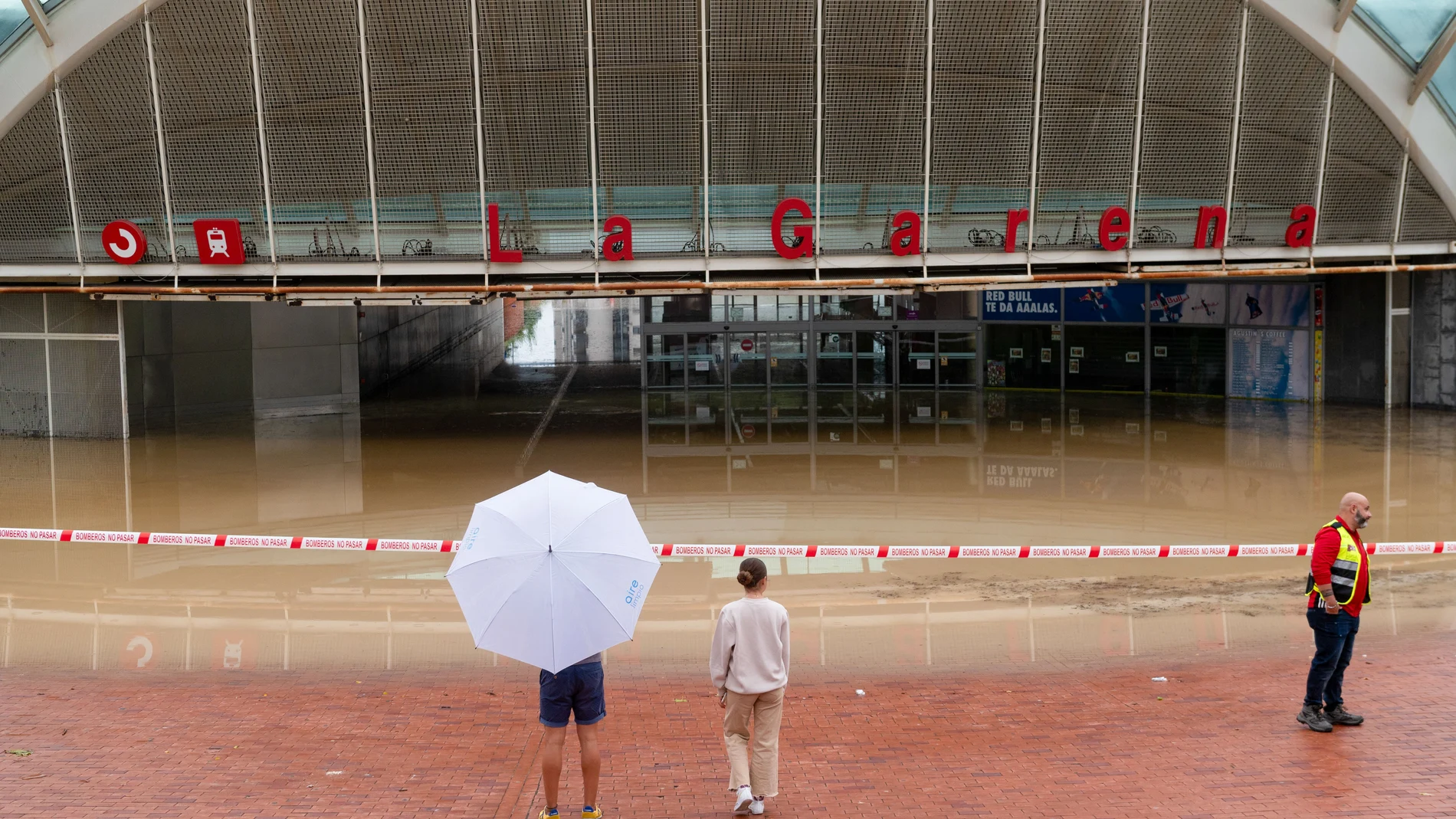 Imagen de la estación de la Garena, anegada de agua tras las fuertes lluvias caídas en Alcalá de Henares