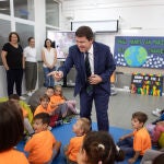 Fernández Mañueco bromea con varios alumnos sorianos