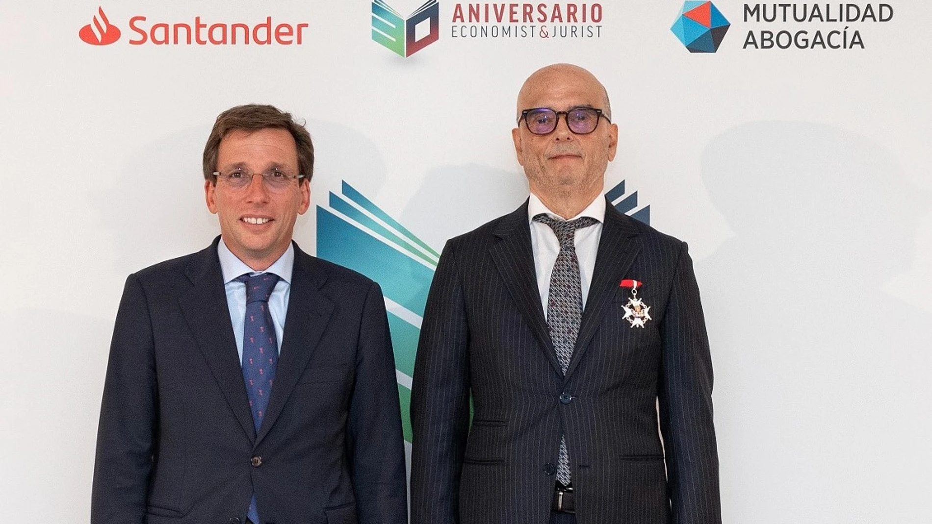 José Luis Martínez Almeidac y Alejandro Pinto durante la celebración del 30 aniversario de Economist&Jurist