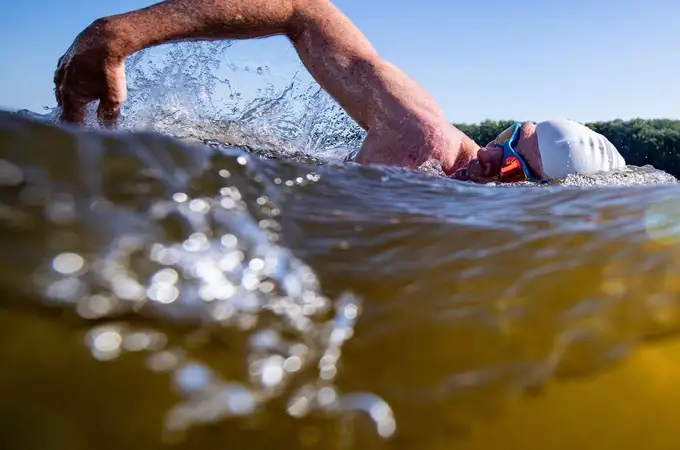 Un nadador británico recorre 500 km del río Hudson en EEUU para crear conciencia ambiental