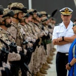 Robles subraya "su orgullo" por la formación y voluntad de servicio del Tercio de Armada en San Fernando