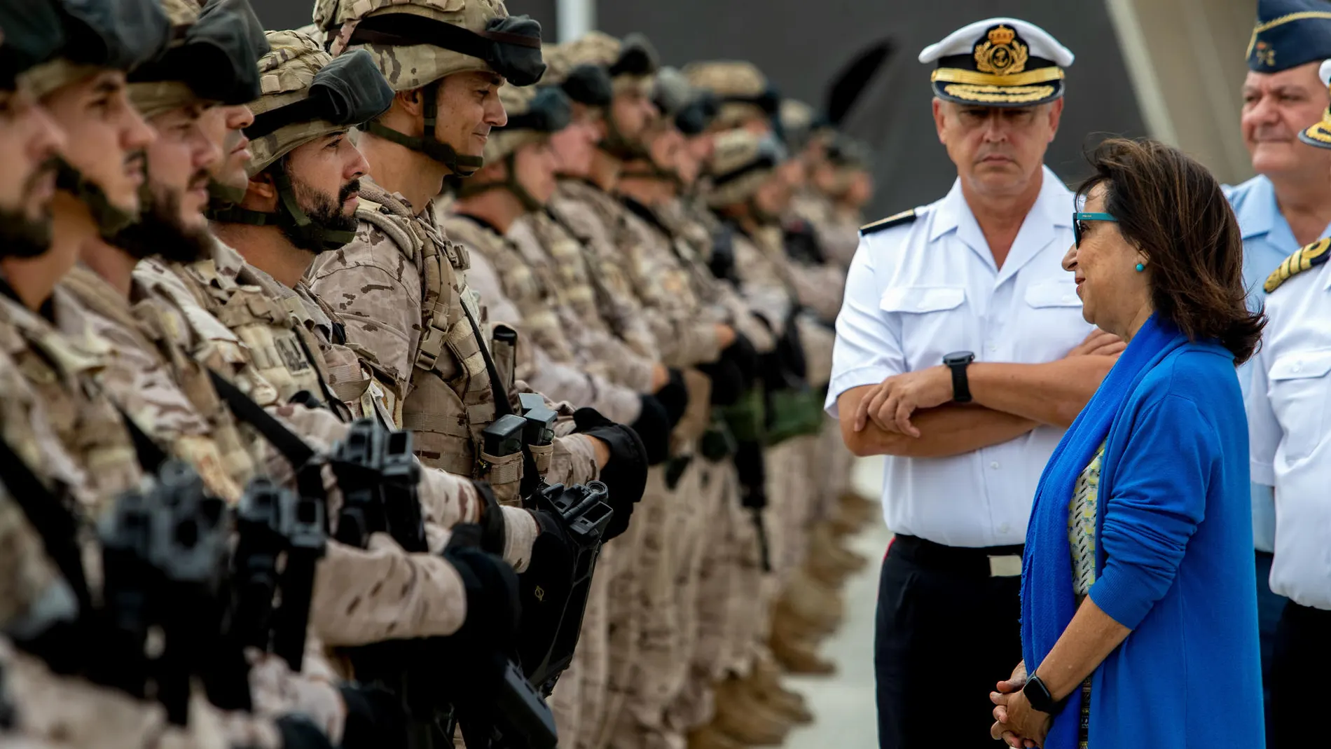 Robles subraya "su orgullo" por la formación y voluntad de servicio del Tercio de Armada en San Fernando