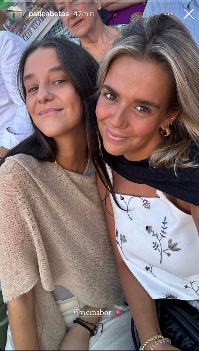 Victoria Federica con una amiga en los toros.