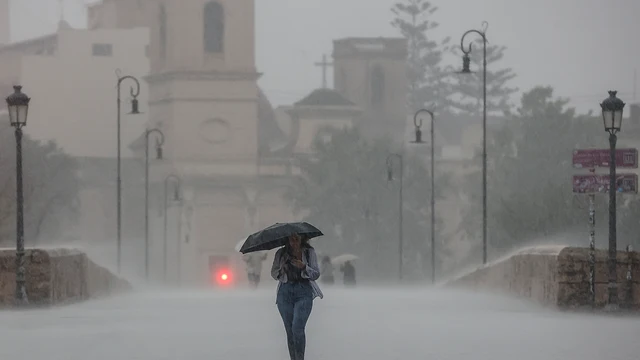 Una persona camina con un paraguas bajo la lluvia en Valencia. Imagen de archivo